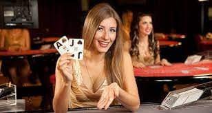 Beragam meja live casino dengan dealer langsung dan fitur interaktif untuk kustomisasi permainan