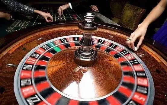 Pertandingan bulu tangkis di arena turnamen Asia dengan antusias penonton